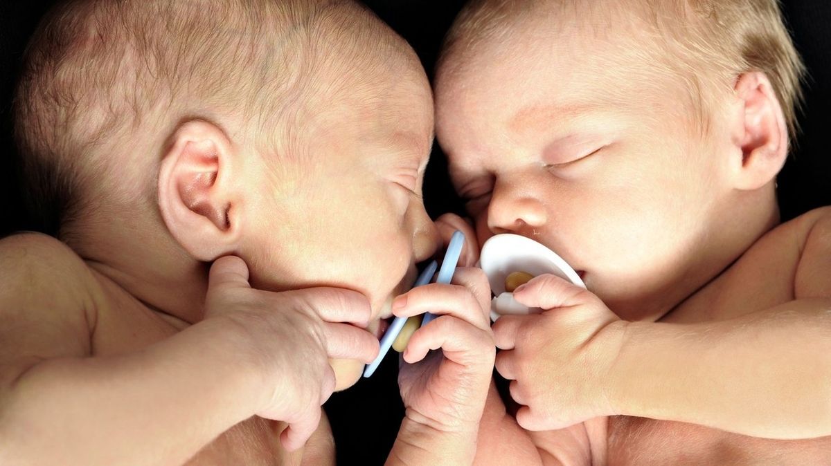 Jednovaječným dvojčatům se narodily děti ve stejný den